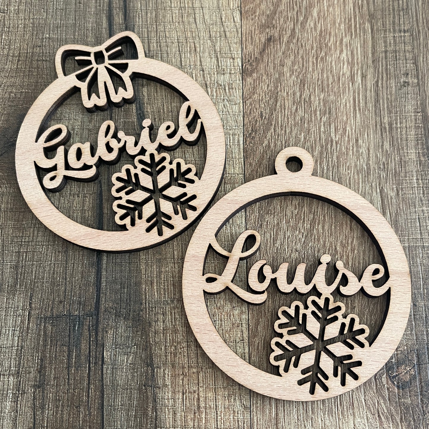 Boule de Noël en Bois Personnalisée avec prénom. Ornement de Noël. Décoration Arbre de Noël