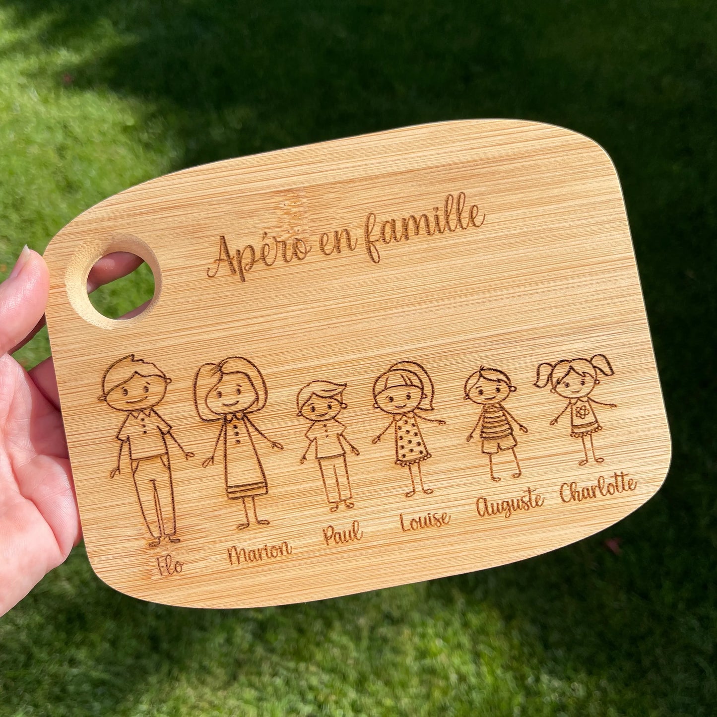 Planche à découper personnalisée famille en bambou