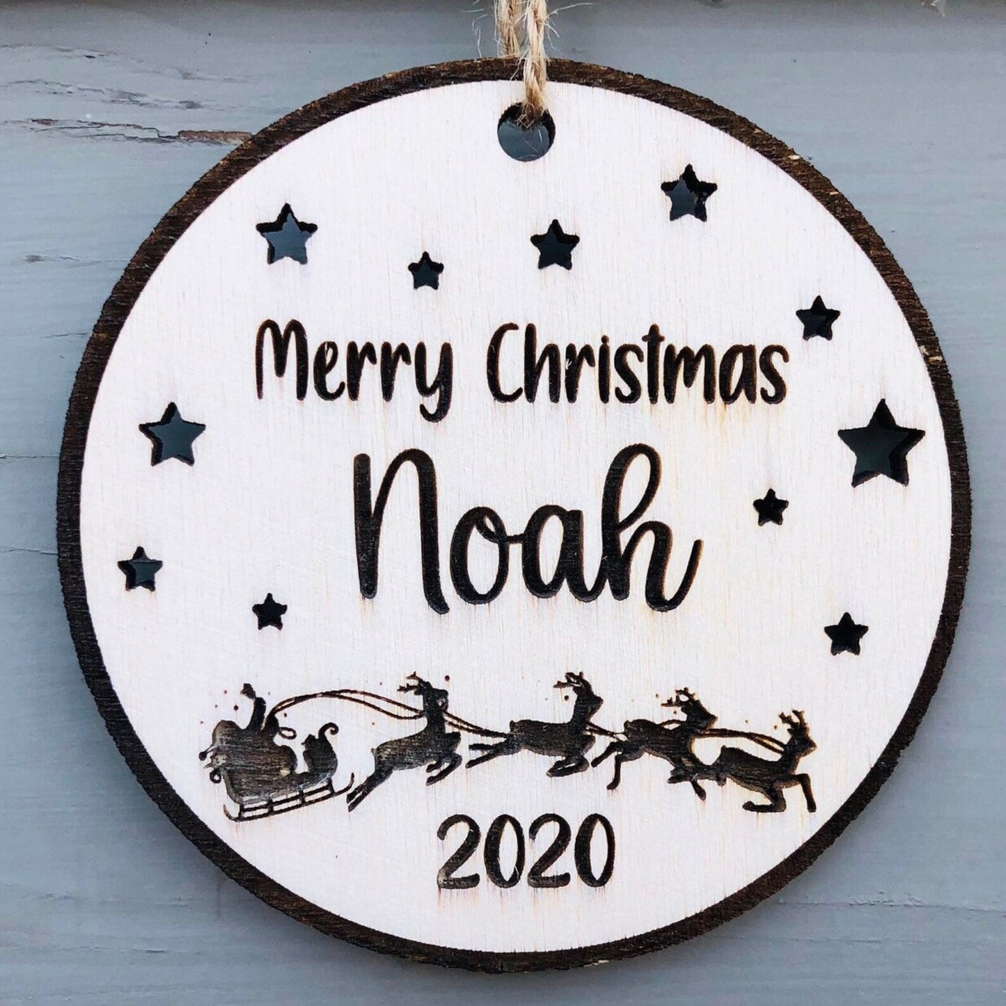 Boule de noël en bois personnalisable motif père Noël et traineau